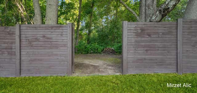 5220 Canyon River Drive NE, Ada, MI 49301