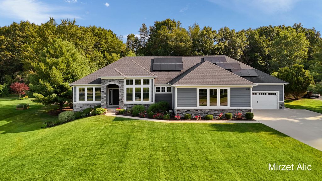 5220 Canyon River Drive NE, Ada, MI 49301