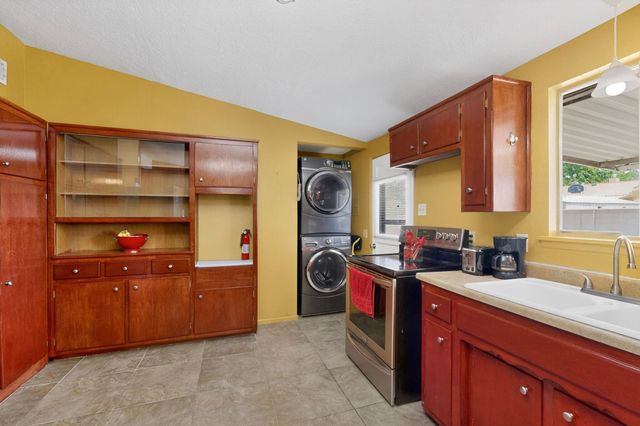1128 Glorieta Street NE, Albuquerque, NM 87112