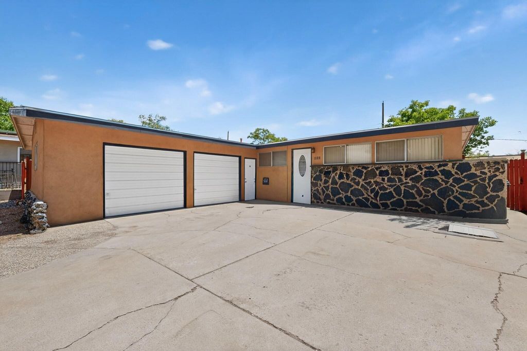 1128 Glorieta Street NE, Albuquerque, NM 87112