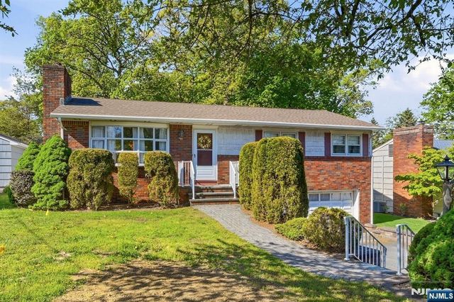 90 McNomee Street, Oakland, NJ 07436