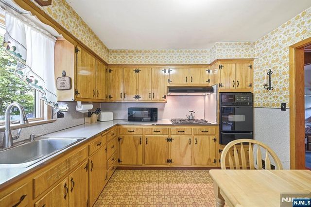 90 McNomee Street, Oakland, NJ 07436