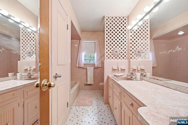 90 McNomee Street, Oakland, NJ 07436