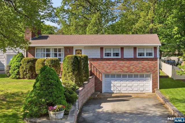 90 McNomee Street, Oakland, NJ 07436