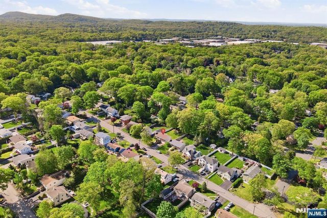 90 McNomee Street, Oakland, NJ 07436