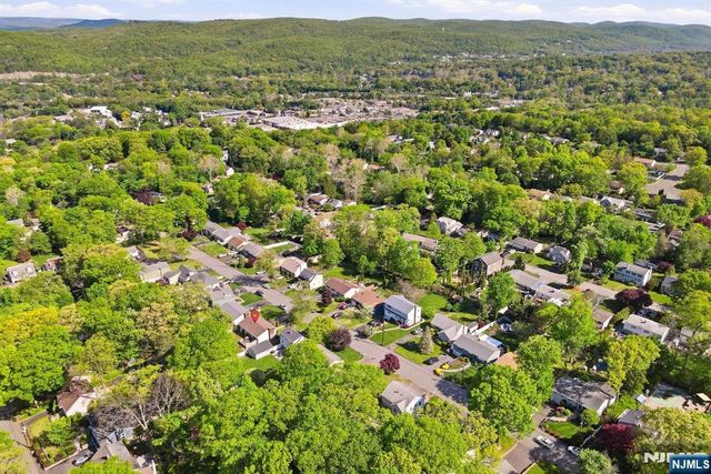 90 McNomee Street, Oakland, NJ 07436