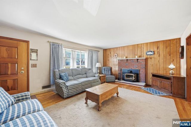 90 McNomee Street, Oakland, NJ 07436