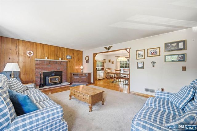 90 McNomee Street, Oakland, NJ 07436