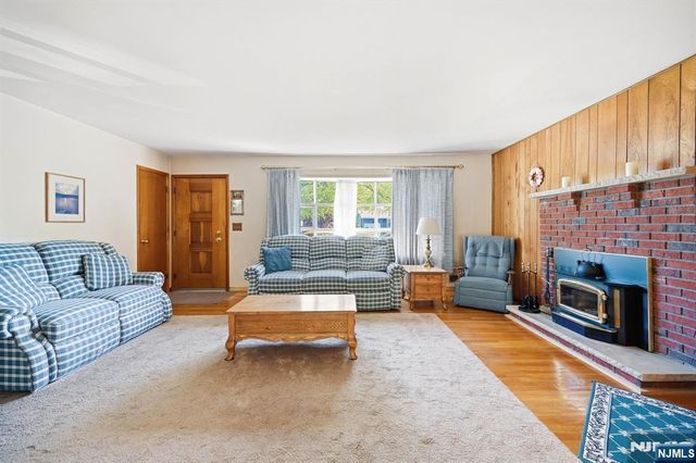 90 McNomee Street, Oakland, NJ 07436