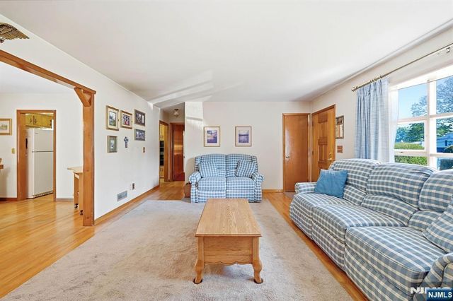 90 McNomee Street, Oakland, NJ 07436