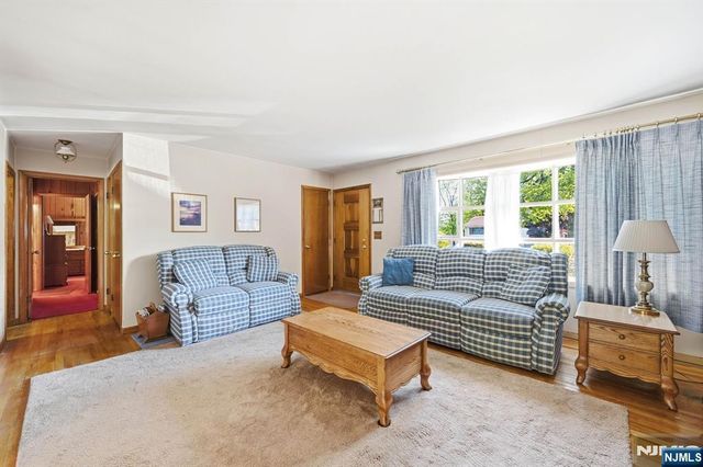 90 McNomee Street, Oakland, NJ 07436