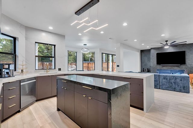 1292 E Valley Forge Drive, Fresno, CA 93720