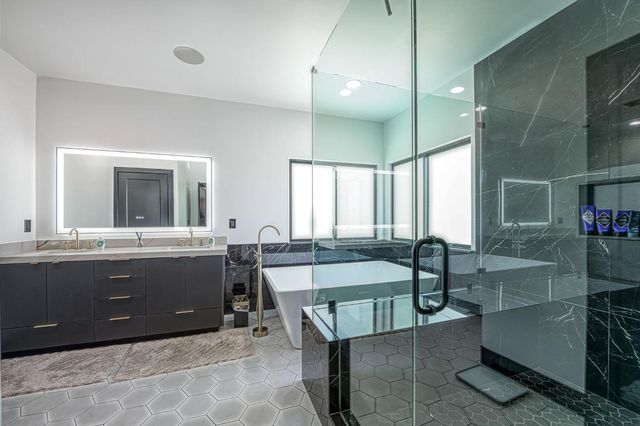 1292 E Valley Forge Drive, Fresno, CA 93720