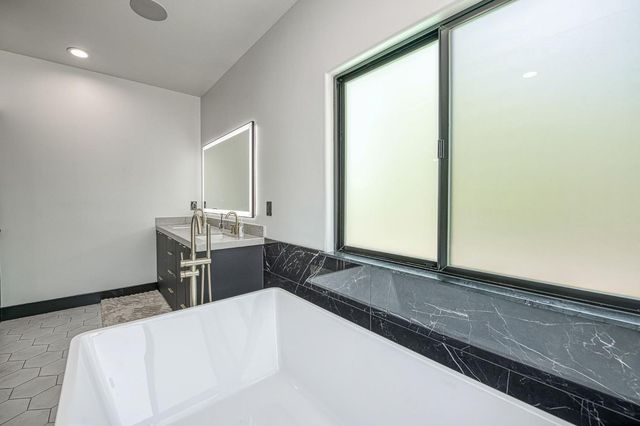 1292 E Valley Forge Drive, Fresno, CA 93720
