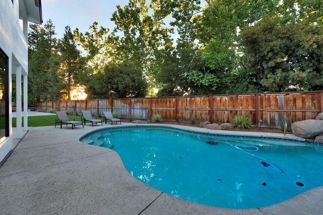 1292 E Valley Forge Drive, Fresno, CA 93720