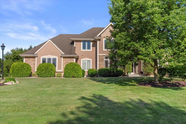 W160N5452 Westwind DRIVE, Menomonee Falls, WI 53051