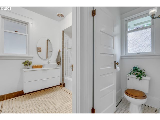 1927 Ne 24TH Ave, Portland, OR 97212