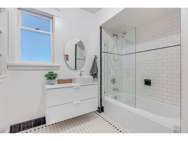 1927 Ne 24TH Ave, Portland, OR 97212