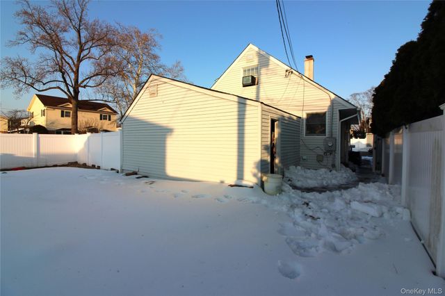 76 Vincent Road, Hicksville, NY 11801