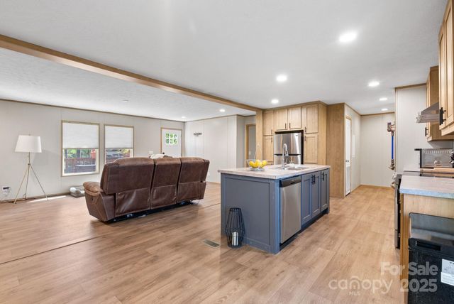 102 Kiwassa Lane, Hendersonville, NC 28792