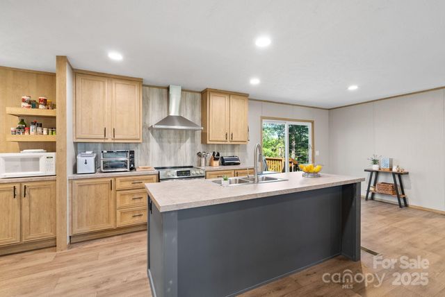 102 Kiwassa Lane, Hendersonville, NC 28792