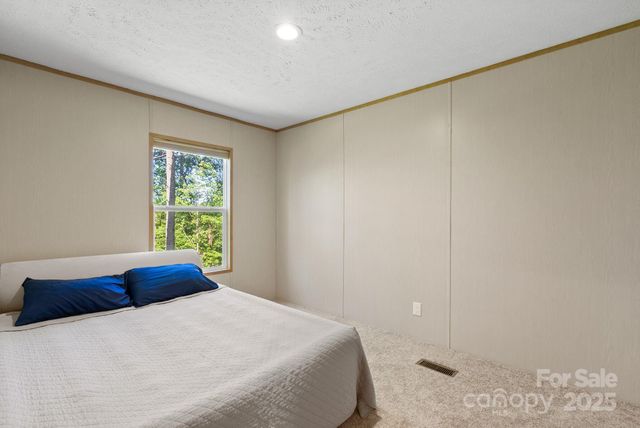 102 Kiwassa Lane, Hendersonville, NC 28792