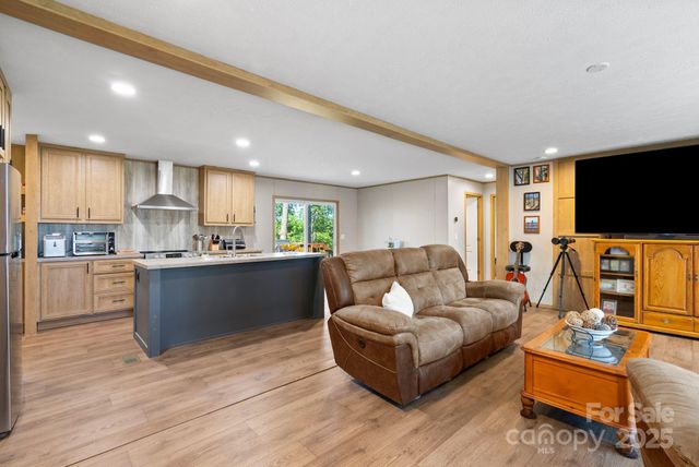 102 Kiwassa Lane, Hendersonville, NC 28792