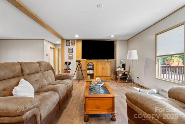 102 Kiwassa Lane, Hendersonville, NC 28792