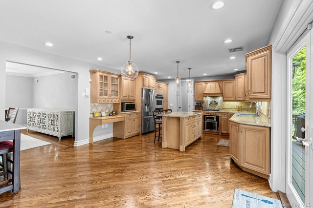 8 Drake Lane, White Plains, NY 10607