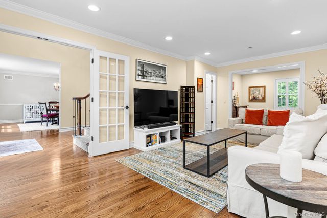 8 Drake Lane, White Plains, NY 10607