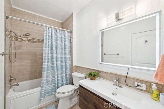 14914 Hamlin 104, Van Nuys (los Angeles), CA 91411