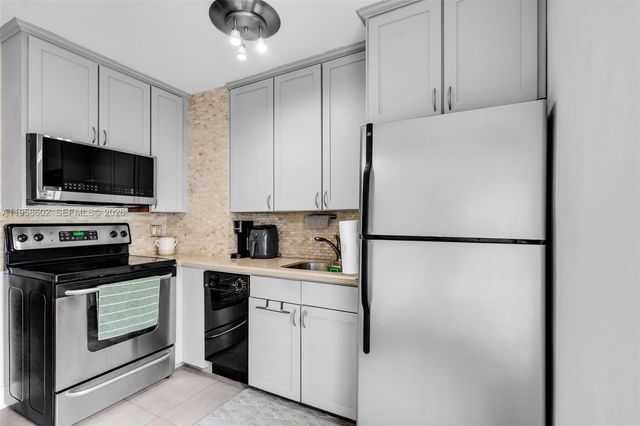 820 Salzedo St 403, Coral Gables, FL 33134