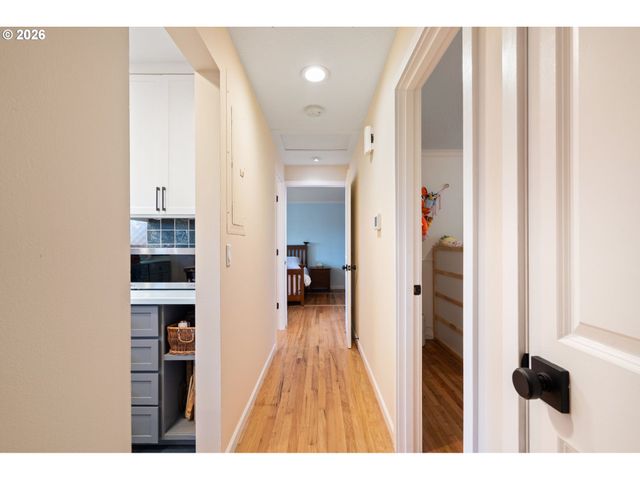 4711 FALLS VIEW Ave, West Linn, OR 97068