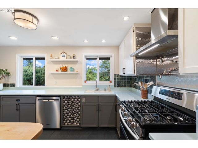 4711 FALLS VIEW Ave, West Linn, OR 97068