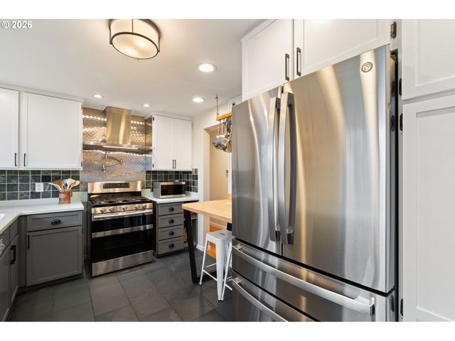 4711 FALLS VIEW Ave, West Linn, OR 97068