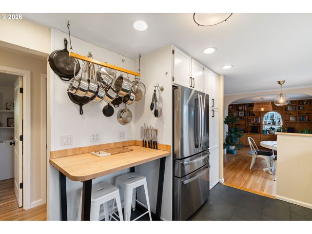 4711 FALLS VIEW Ave, West Linn, OR 97068