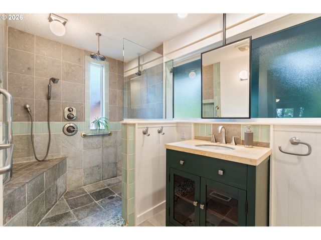 4711 FALLS VIEW Ave, West Linn, OR 97068