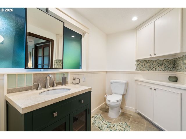 4711 FALLS VIEW Ave, West Linn, OR 97068