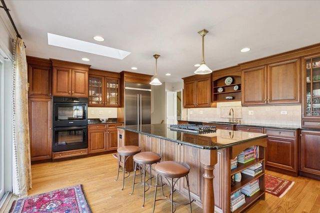 454 W Sheridan Place, Lake Bluff, IL 60044