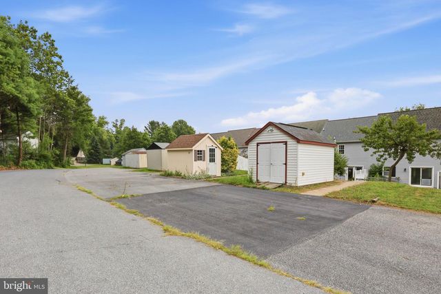 22 PENNWICK DR, Lititz, PA 17543