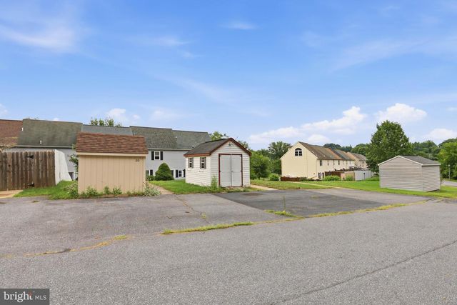 22 PENNWICK DR, Lititz, PA 17543