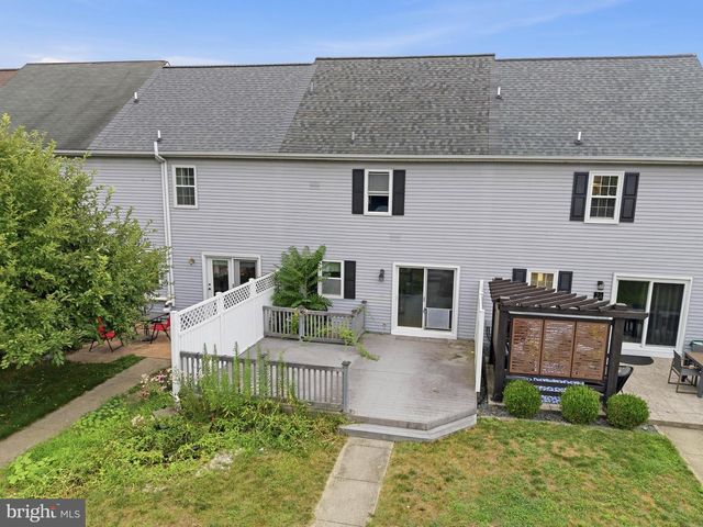 22 PENNWICK DR, Lititz, PA 17543
