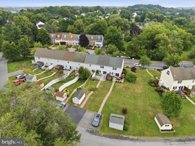 22 PENNWICK DR, Lititz, PA 17543
