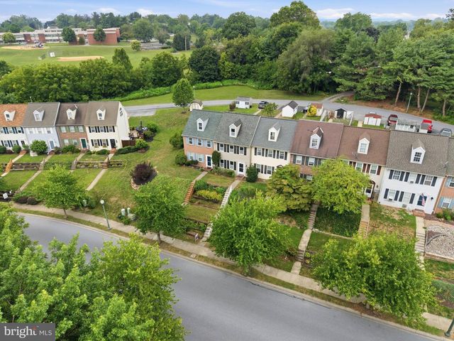 22 PENNWICK DR, Lititz, PA 17543