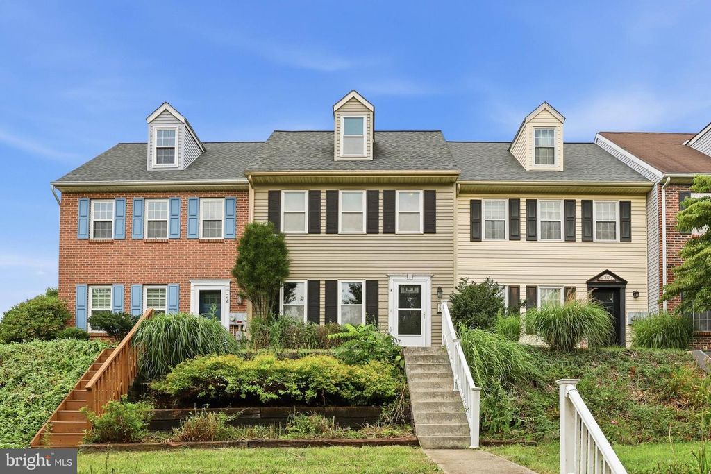 22 PENNWICK DR, Lititz, PA 17543