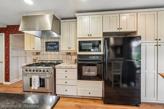 2668 Caterham Drive, Waterford, MI 48329