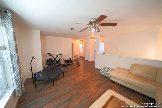 136 Earhart Ln, Cibolo, TX 78108