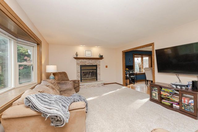 W362S2453 Lisa LANE, Dousman, WI 53118