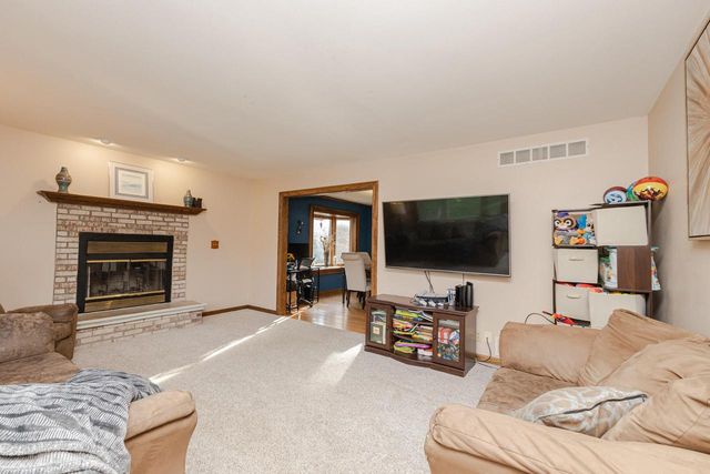 W362S2453 Lisa LANE, Dousman, WI 53118