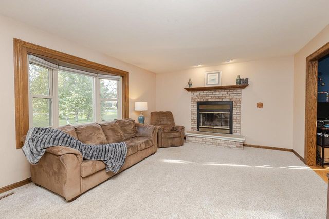 W362S2453 Lisa LANE, Dousman, WI 53118